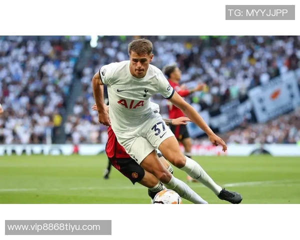 24岁范德芬边路狂飙如入无人之境展现中卫惊人速度与技术